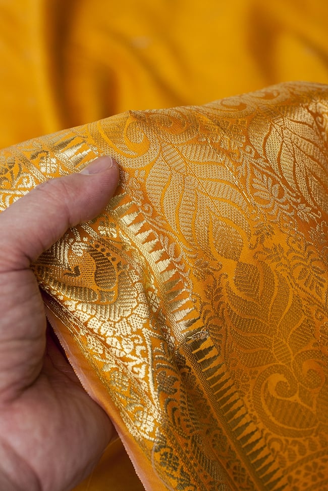 (大判)金色刺繍のデコレーション布 - 伝統模様・黄色 6 - 手でもってみたところです。光沢生地と金色の刺繍がとっても良い組み合わせです。