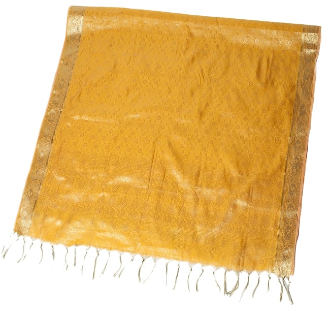 (大判)金色刺繍のデコレーション布 - 伝統模様・黄色の写真1枚目です。半分に折ったところの写真です。倍の長さがあります。縁には金色の、インド伝統刺繍が施されています。スカーフ,インド スカーフ,光沢 スカーフ,ストール,ソファーカバー