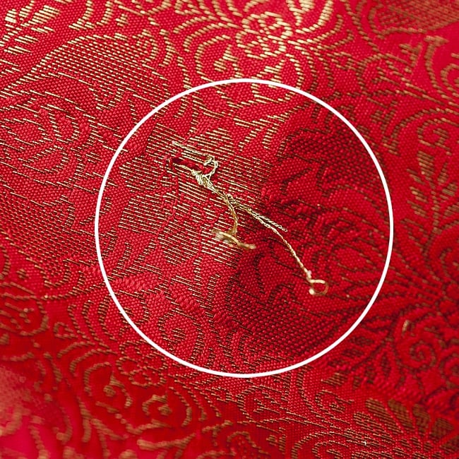 (大判)金色刺繍のデコレーション布 - 唐草・赤 8 - インドからの製品のため、写真のようなほつれが多少ある場合があります。