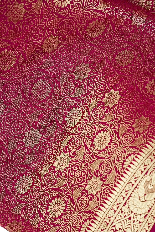 (大判)金色刺繍のデコレーション布 - 伝統模様・赤 2 - 中央部分周辺の拡大写真です。光沢のある素材感で高級感があります。柄もインドらしくて素敵です。