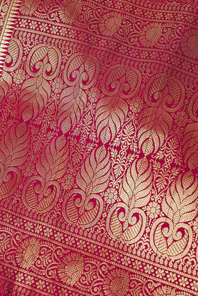 (大判)金色刺繍のデコレーション布 - 伝統模様・赤 3 - 端に近い方の部分の拡大写真です。エスニックな文様が美しいですね。