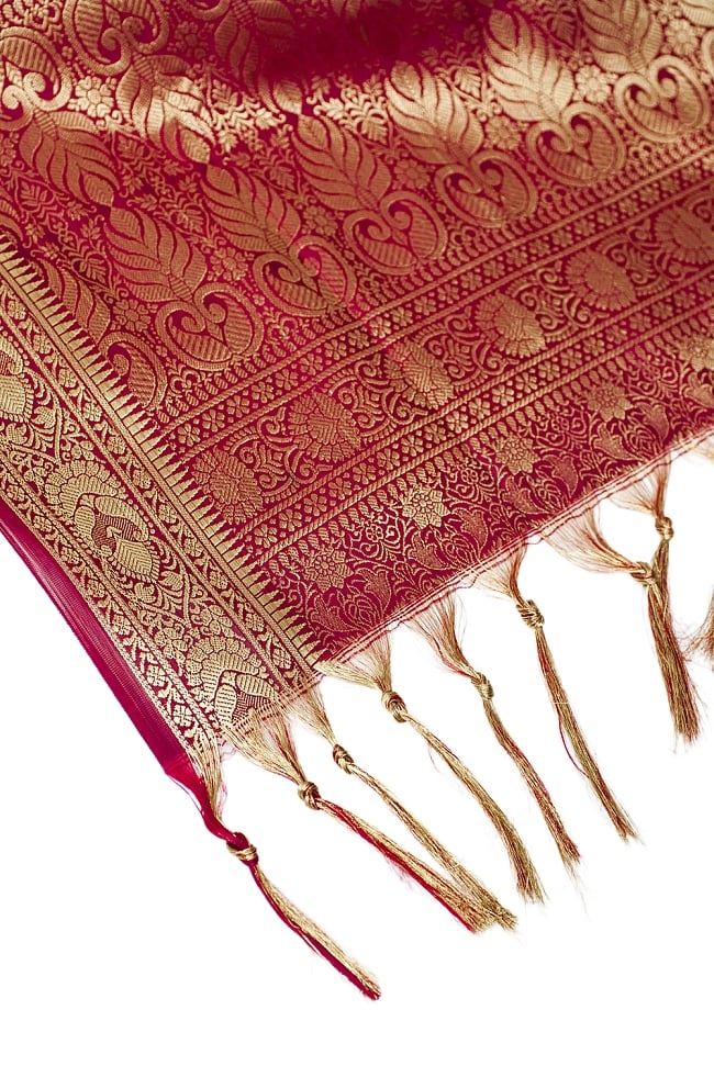 (大判)金色刺繍のデコレーション布 - 伝統模様・赤 4 - 縁の部分の写真です。フリンジと布の色の組み合わせ綺麗です。