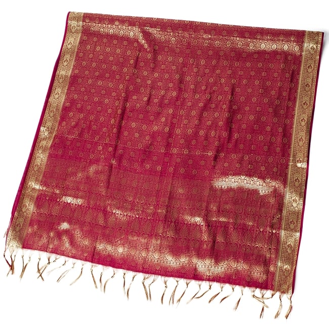 (大判)金色刺繍のデコレーション布 - 伝統模様・赤の写真1枚目です。半分に折ったところの写真です。倍の長さがあります。縁には金色の、インド伝統刺繍が施されています。スカーフ,インド スカーフ,光沢 スカーフ,ストール,ソファーカバー
