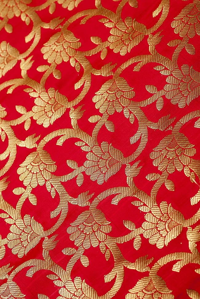 (大判)金色刺繍のデコレーション布 - 唐草・朱色 2 - 中央部分周辺の拡大写真です。光沢のある素材感で高級感があります。柄もインドらしくて素敵です。