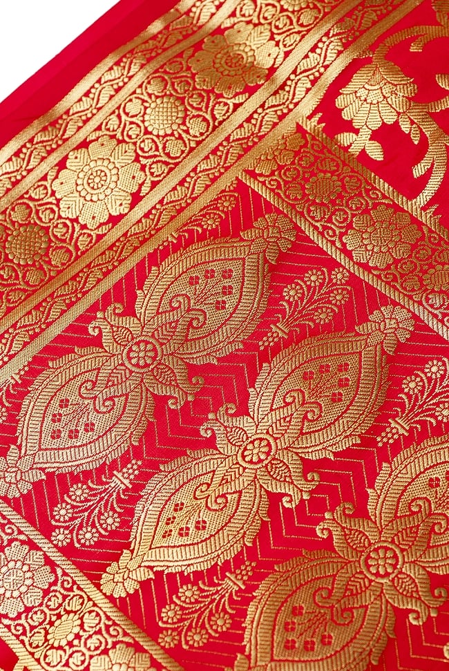 (大判)金色刺繍のデコレーション布 - 唐草・朱色 4 - 縁の部分の写真です。フリンジと布の色の組み合わせ綺麗です。