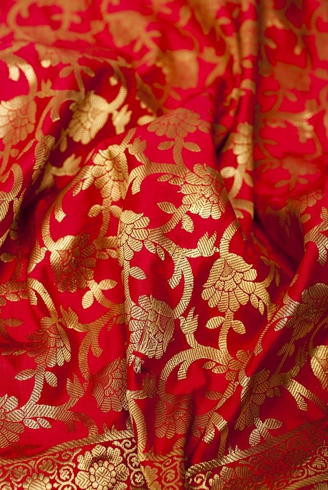 (大判)金色刺繍のデコレーション布 - 唐草・朱色 5 - この生地の特徴は光沢感です！ツヤツヤとした触り心地で、陰影がハッキリと出るので、陽の光や照明にとっても映えます。