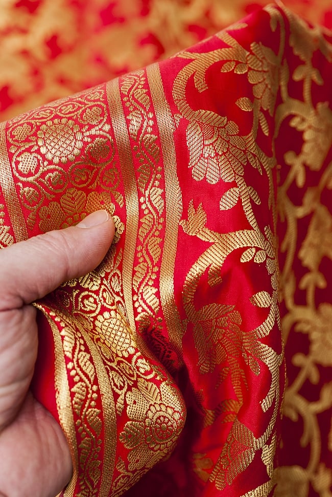 (大判)金色刺繍のデコレーション布 - 唐草・朱色 6 - 手でもってみたところです。光沢生地と金色の刺繍がとっても良い組み合わせです。