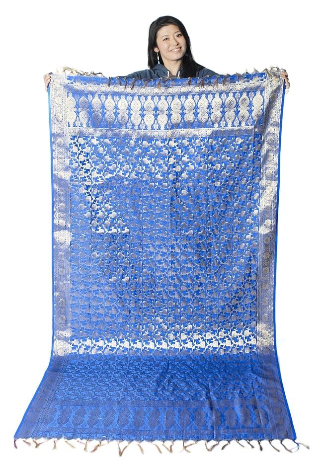 (大判)金色刺繍のデコレーション布 - 唐草・朱色 7 - 身長165cmの女性スタッフが持ってみました。大きさがわかりますね。（こちらは同じデザインの色違いです）