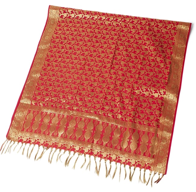 (大判)金色刺繍のデコレーション布 - 唐草・朱色の写真1枚目です。半分に折ったところの写真です。倍の長さがあります。縁には金色の、インド伝統刺繍が施されています。スカーフ,インド スカーフ,光沢 スカーフ,ストール,ソファーカバー