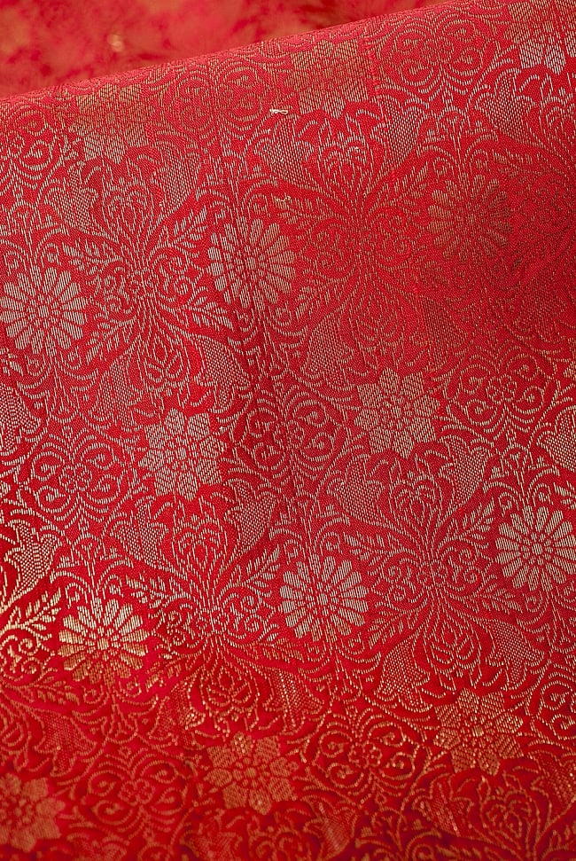 (大判)金色刺繍のデコレーション布 - 伝統模様・朱赤 2 - 中央部分周辺の拡大写真です。光沢のある素材感で高級感があります。柄もインドらしくて素敵です。