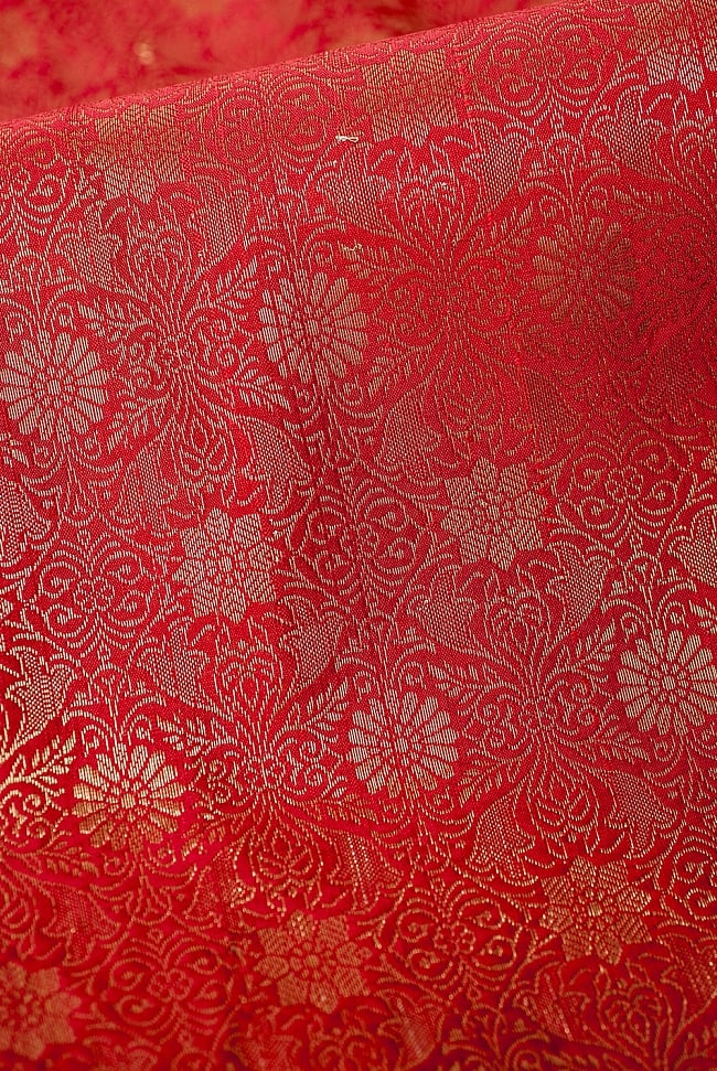 (大判)金色刺繍のデコレーション布 - 伝統模様・朱赤 2 - 中央部分周辺の拡大写真です。光沢のある素材感で高級感があります。柄もインドらしくて素敵です。
