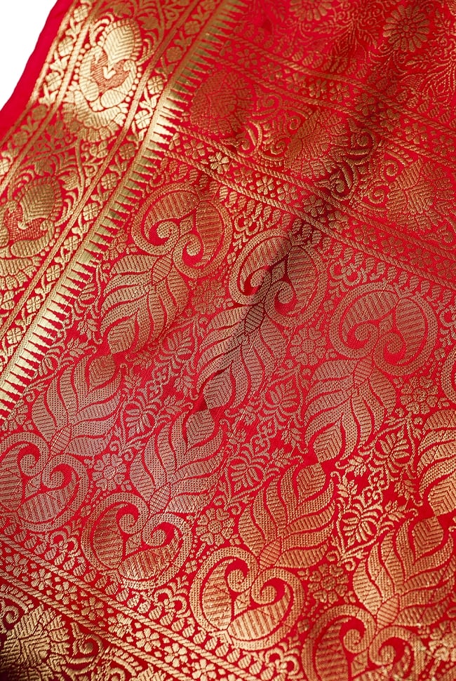(大判)金色刺繍のデコレーション布 - 伝統模様・朱赤 3 - 端に近い方の部分の拡大写真です。エスニックな文様が美しいですね。