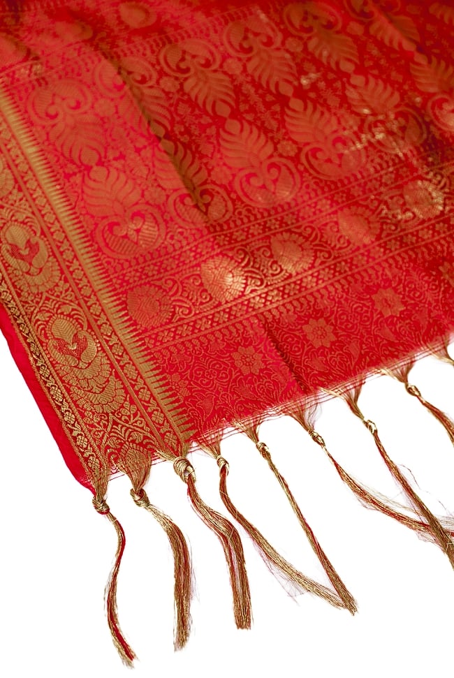 (大判)金色刺繍のデコレーション布 - 伝統模様・朱赤 4 - 縁の部分の写真です。フリンジと布の色の組み合わせ綺麗です。
