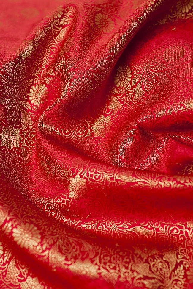 (大判)金色刺繍のデコレーション布 - 伝統模様・朱赤 5 - この生地の特徴は光沢感です！ツヤツヤとした触り心地で、陰影がハッキリと出るので、陽の光や照明にとっても映えます。