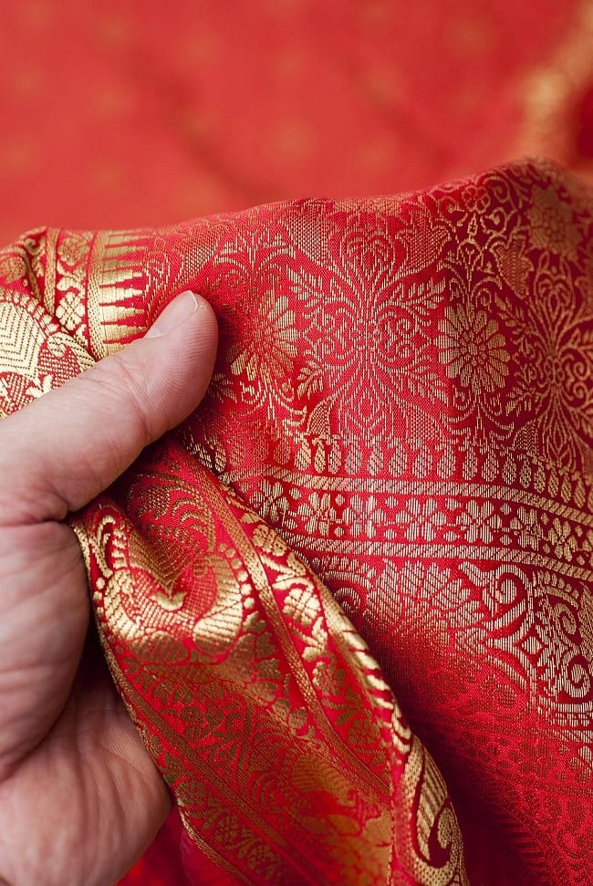 (大判)金色刺繍のデコレーション布 - 伝統模様・朱赤 6 - 手でもってみたところです。光沢生地と金色の刺繍がとっても良い組み合わせです。