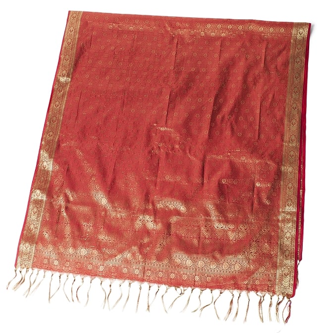 (大判)金色刺繍のデコレーション布 - 伝統模様・朱赤の写真1枚目です。半分に折ったところの写真です。倍の長さがあります。縁には金色の、インド伝統刺繍が施されています。スカーフ,インド スカーフ,光沢 スカーフ,ストール,ソファーカバー