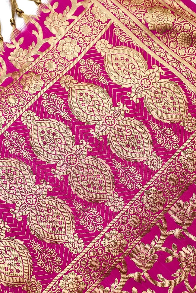 (大判)金色刺繍のデコレーション布 - 唐草・ピンク 3 - 端に近い方の部分の拡大写真です。エスニックな文様が美しいですね。