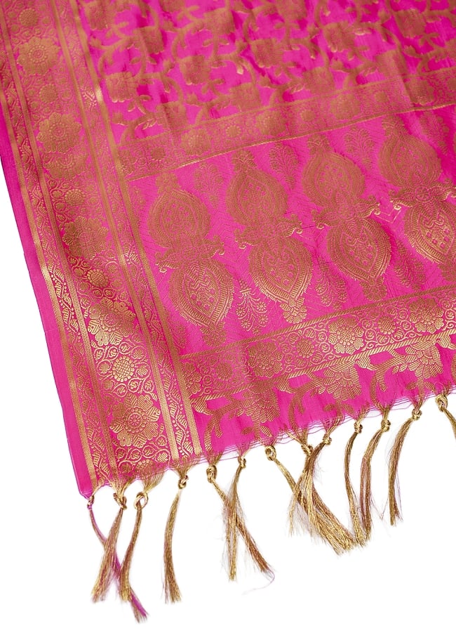 (大判)金色刺繍のデコレーション布 - 唐草・ピンク 4 - 縁の部分の写真です。フリンジと布の色の組み合わせ綺麗です。