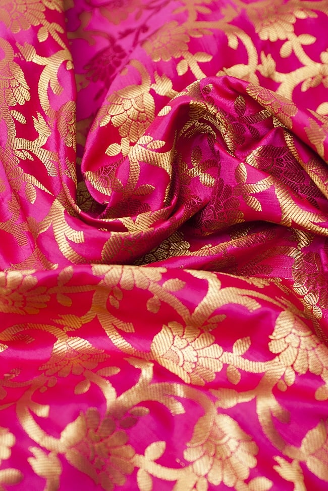 (大判)金色刺繍のデコレーション布 - 唐草・ピンク 5 - この生地の特徴は光沢感です!ツヤツヤとした触り心地で、陰影がハッキリと出るので、陽の光や照明にとっても映えます。