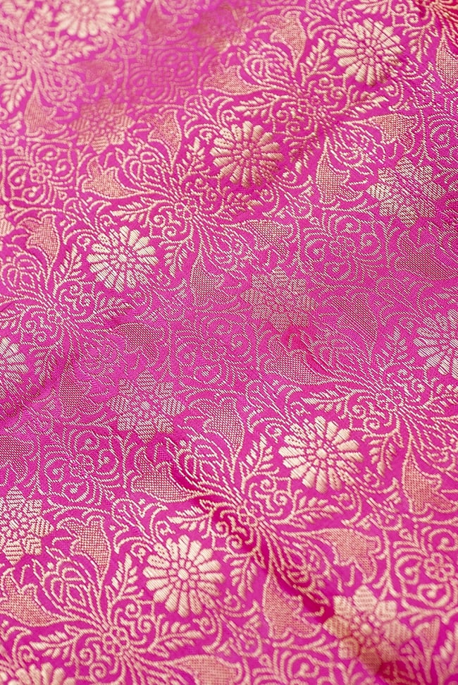 (大判)金色刺繍のデコレーション布 - 伝統模様・ピンク 2 - 中央部分周辺の拡大写真です。光沢のある素材感で高級感があります。柄もインドらしくて素敵です。