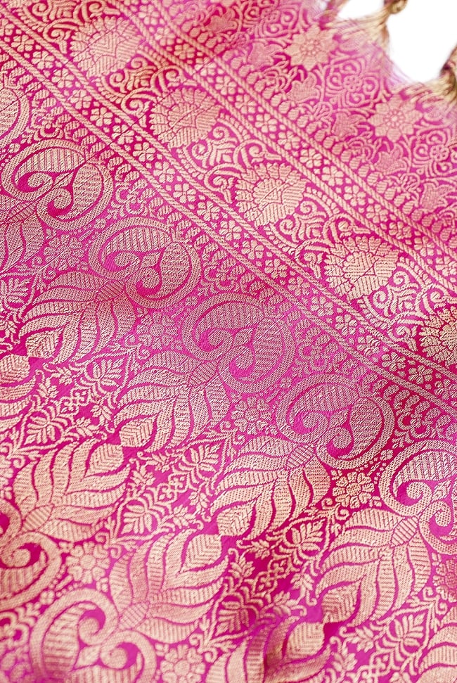 (大判)金色刺繍のデコレーション布 - 伝統模様・ピンク 3 - 端に近い方の部分の拡大写真です。エスニックな文様が美しいですね。