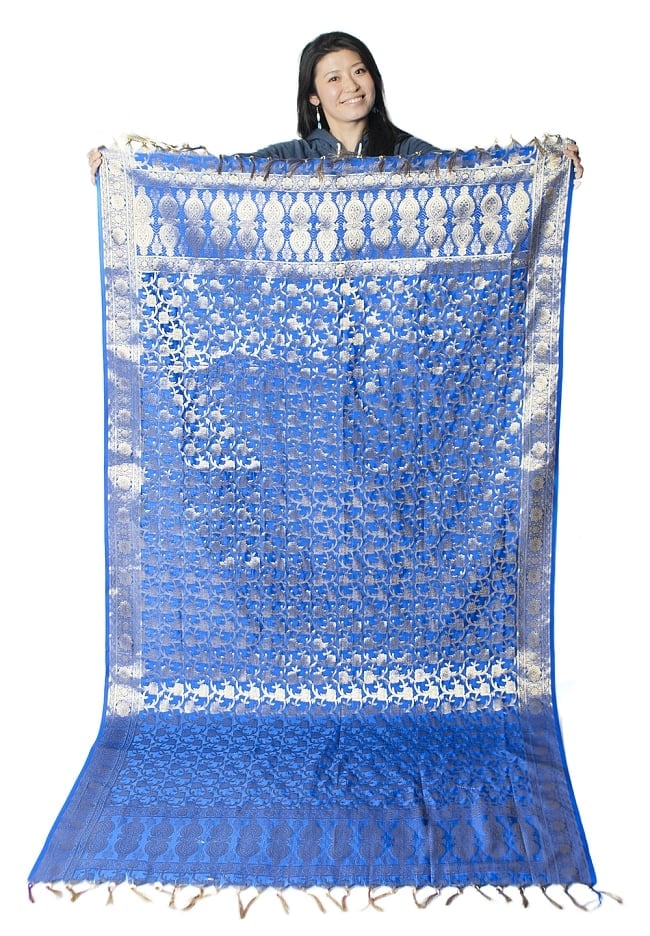 (大判)金色刺繍のデコレーション布 - 伝統模様・ピンク 7 - 身長165cmの女性スタッフが持ってみました。大きさがわかりますね。（こちらは同じデザインの色違いです）