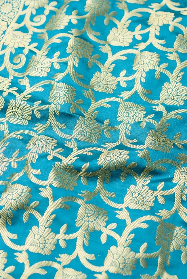 (大判)金色刺繍のデコレーション布 - 唐草・エメラルドグリーン 2 - 中央部分周辺の拡大写真です。光沢のある素材感で高級感があります。柄もインドらしくて素敵です。