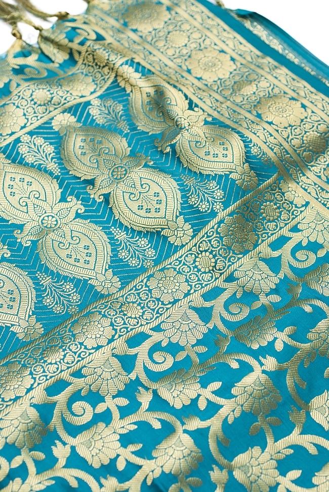 (大判)金色刺繍のデコレーション布 - 唐草・エメラルドグリーン 3 - 端に近い方の部分の拡大写真です。エスニックな文様が美しいですね。
