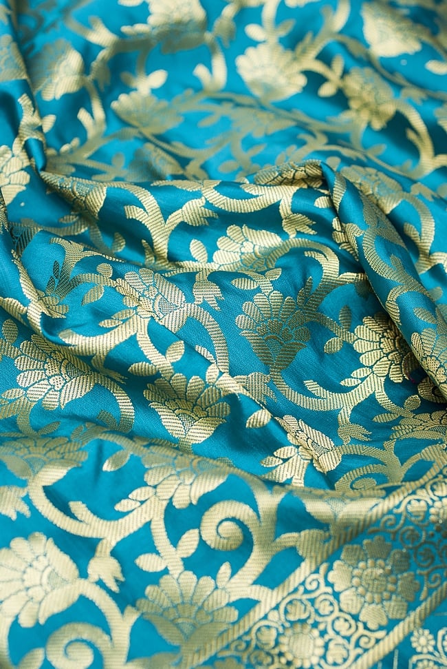 (大判)金色刺繍のデコレーション布 - 唐草・エメラルドグリーン 5 - この生地の特徴は光沢感です!ツヤツヤとした触り心地で、陰影がハッキリと出るので、陽の光や照明にとっても映えます。