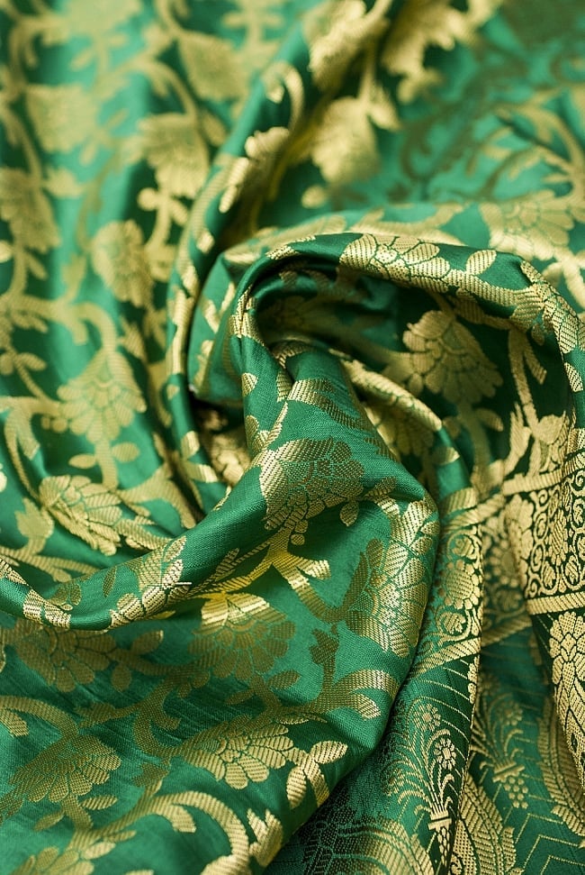 (大判)金色刺繍のデコレーション布 - 唐草・緑 5 - この生地の特徴は光沢感です!ツヤツヤとした触り心地で、陰影がハッキリと出るので、陽の光や照明にとっても映えます。