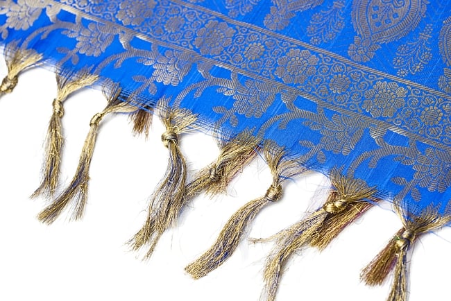 (大判)金色刺繍のデコレーション布 - 唐草・青 4 - 縁の部分の写真です。フリンジと布の色の組み合わせ綺麗です。