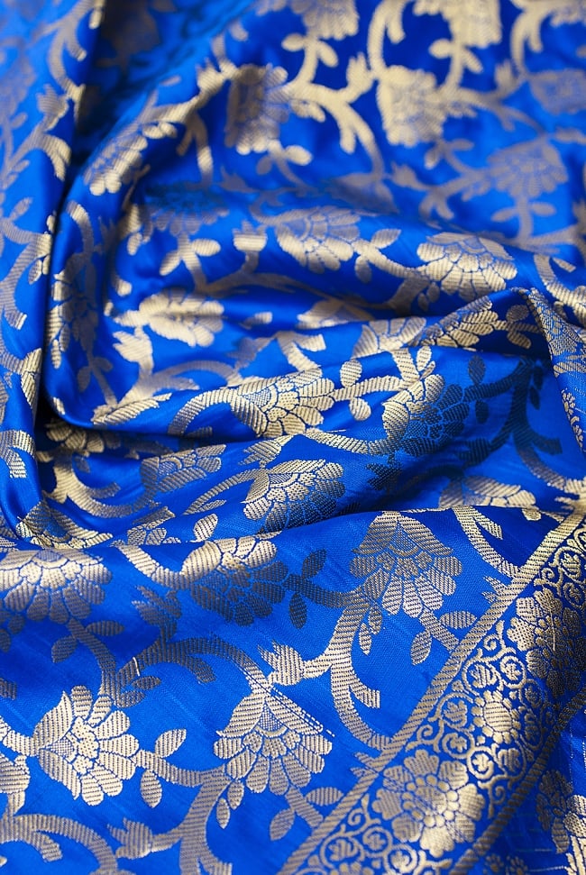 (大判)金色刺繍のデコレーション布 - 唐草・青 5 - この生地の特徴は光沢感です!ツヤツヤとした触り心地で、陰影がハッキリと出るので、陽の光や照明にとっても映えます。