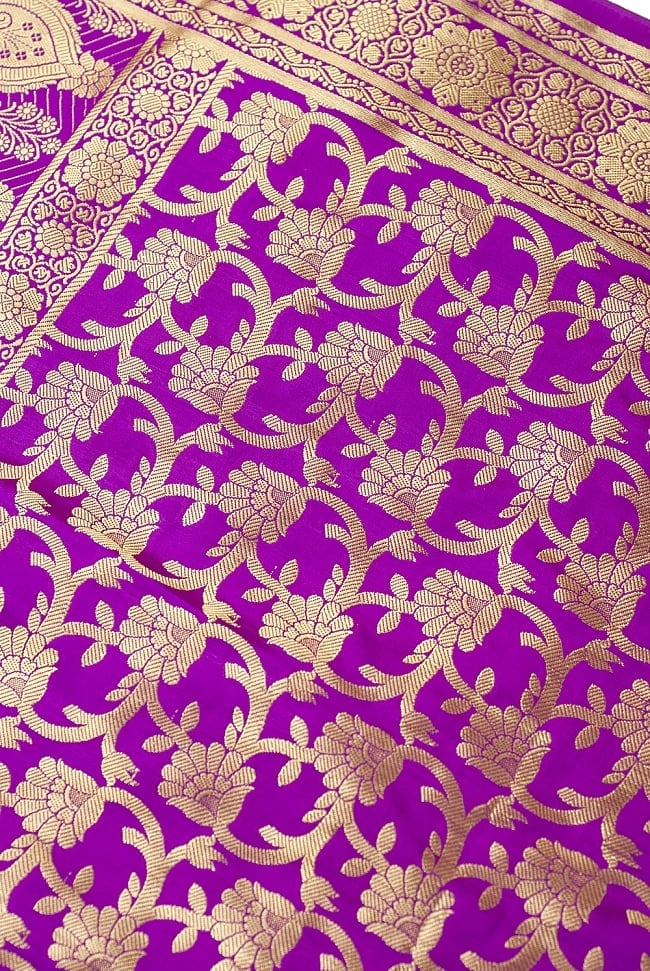 (大判)金色刺繍のデコレーション布 - 唐草・パープル 2 - 中央部分周辺の拡大写真です。光沢のある素材感で高級感があります。柄もインドらしくて素敵です。