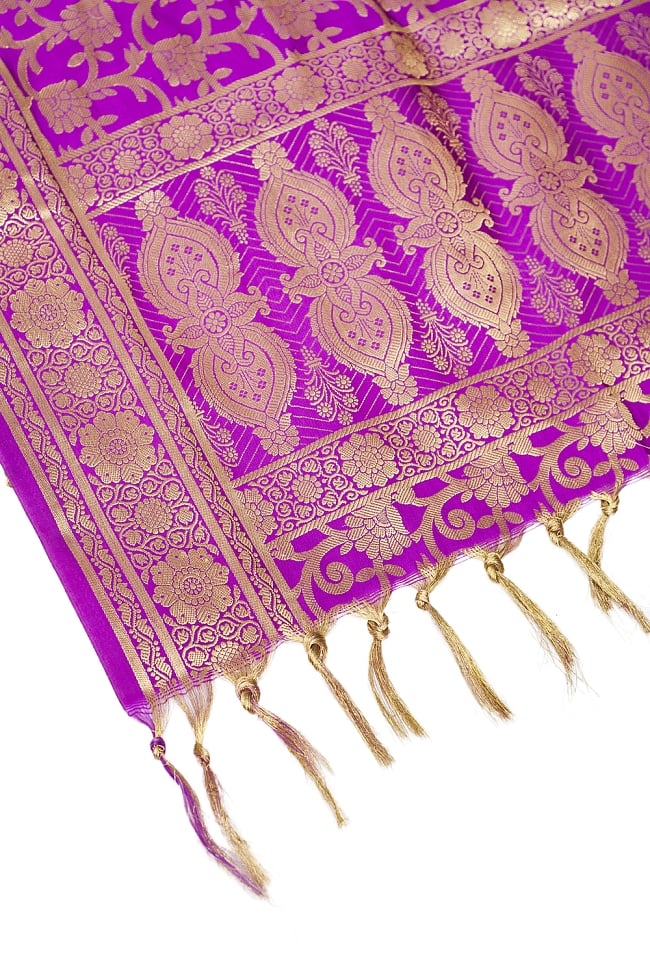 (大判)金色刺繍のデコレーション布 - 唐草・パープル 4 - 縁の部分の写真です。フリンジと布の色の組み合わせ綺麗です。