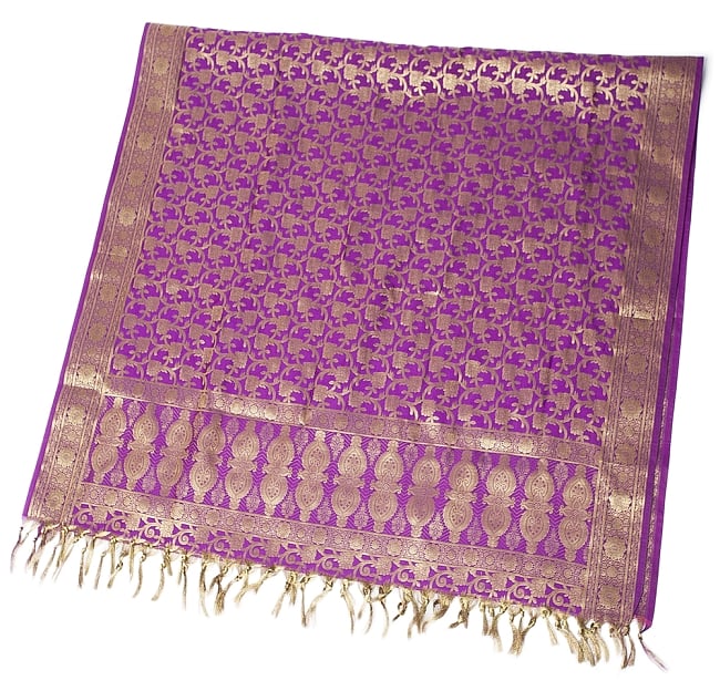 (大判)金色刺繍のデコレーション布 - 唐草・パープルの写真1枚目です。半分に折ったところの写真です。倍の長さがあります。縁には金色の、インド伝統刺繍が施されています。スカーフ,インド スカーフ,光沢 スカーフ,ストール,ソファーカバー