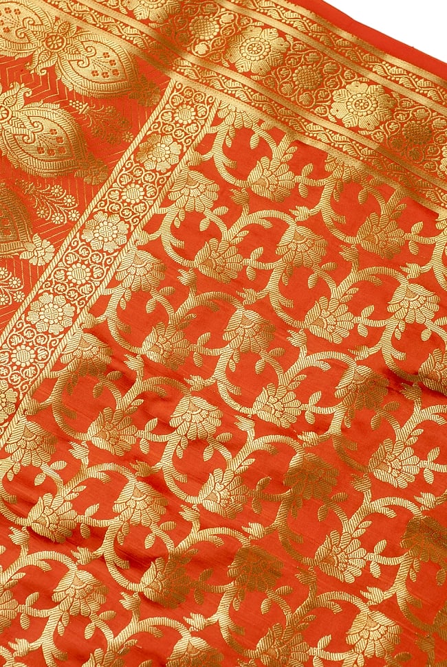 (大判)金色刺繍のデコレーション布 - 唐草・オレンジ 2 - 中央部分周辺の拡大写真です。光沢のある素材感で高級感があります。柄もインドらしくて素敵です。