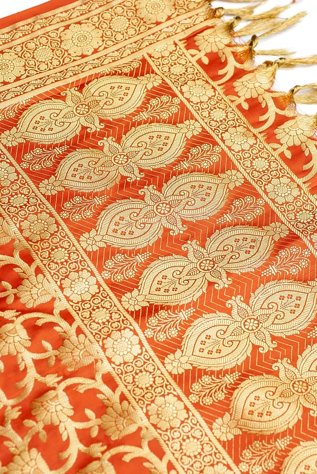 (大判)金色刺繍のデコレーション布 - 唐草・オレンジ 3 - 端に近い方の部分の拡大写真です。エスニックな文様が美しいですね。