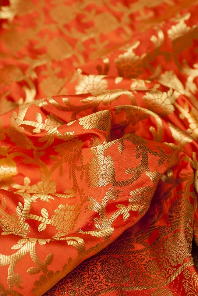 (大判)金色刺繍のデコレーション布 - 唐草・オレンジ 5 - この生地の特徴は光沢感です！ツヤツヤとした触り心地で、陰影がハッキリと出るので、陽の光や照明にとっても映えます。