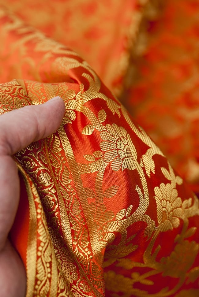 (大判)金色刺繍のデコレーション布 - 唐草・オレンジ 6 - 手でもってみたところです。光沢生地と金色の刺繍がとっても良い組み合わせです。