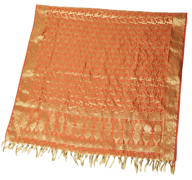 (大判)金色刺繍のデコレーション布 - 唐草・オレンジの写真1枚目です。半分に折ったところの写真です。倍の長さがあります。縁には金色の、インド伝統刺繍が施されています。スカーフ,インド スカーフ,光沢 スカーフ,ストール,ソファーカバー
