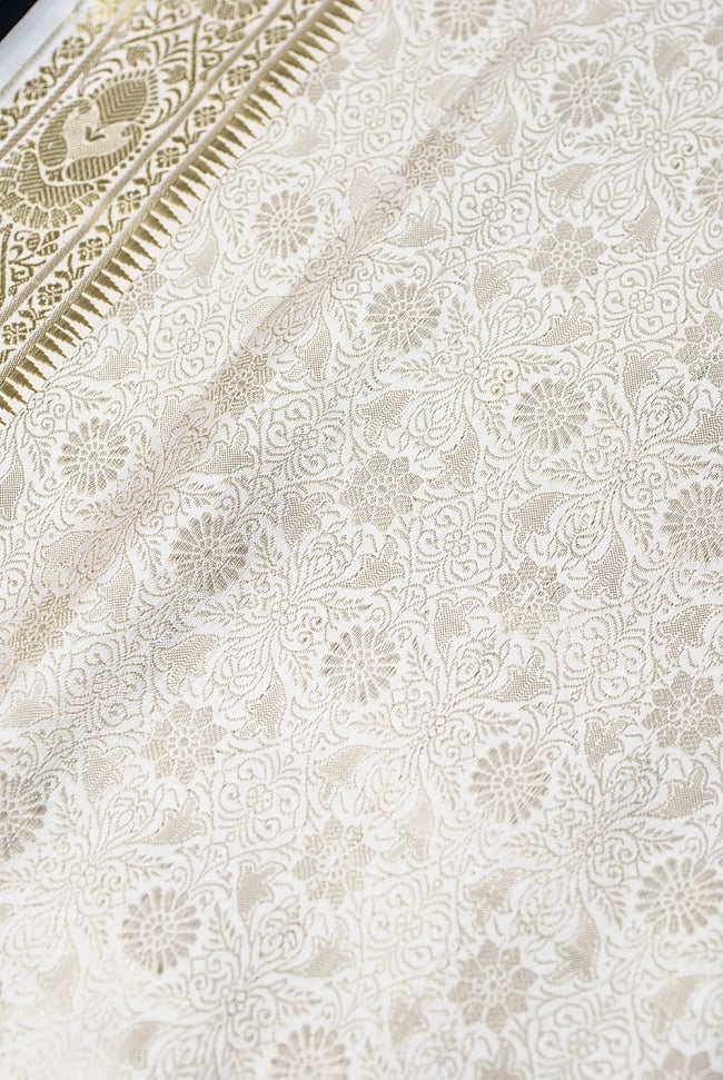 (大判)金色刺繍のデコレーション布 - 伝統模様・ホワイト 2 - 中央部分周辺の拡大写真です。光沢のある素材感で高級感があります。柄もインドらしくて素敵です。