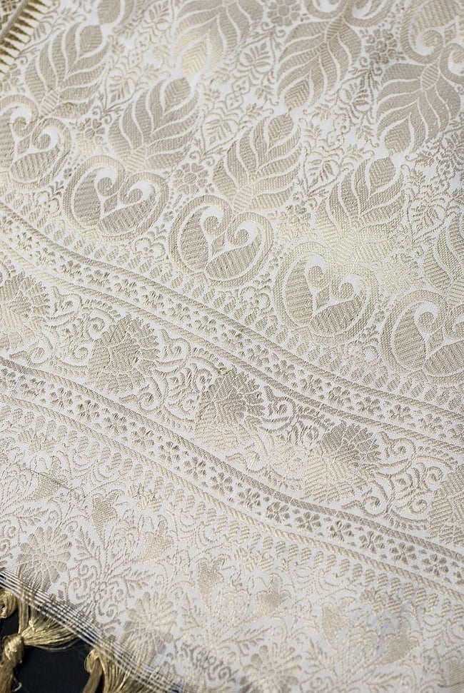 (大判)金色刺繍のデコレーション布 - 伝統模様・ホワイト 3 - 端に近い方の部分の拡大写真です。エスニックな文様が美しいですね。