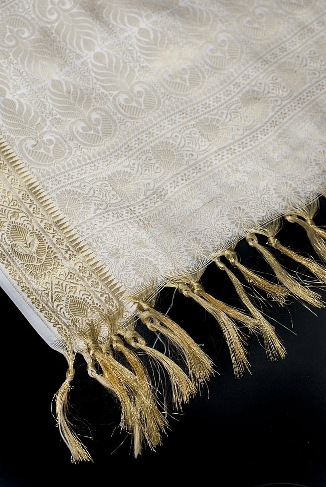 (大判)金色刺繍のデコレーション布 - 伝統模様・ホワイト 4 - 縁の部分の写真です。フリンジと布の色の組み合わせ綺麗です。