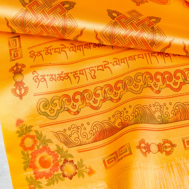 ネパールの祝福用 光沢スカーフ カタ  KHATA 約140cmオレンジ 2 - 八吉兆模様がプリントされているスカーフです。とっても演技が良いんです。