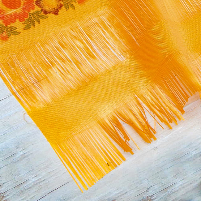 ネパールの祝福用 光沢スカーフ カタ  KHATA 約140cmオレンジ 3 - 末端処理がしてありません。とっても薄い生地です。