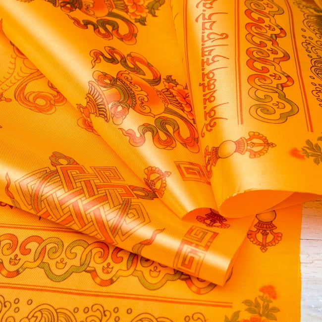 ネパールの祝福用 光沢スカーフ カタ  KHATA 約140cmオレンジ 4 - 光沢はこのような感じです。