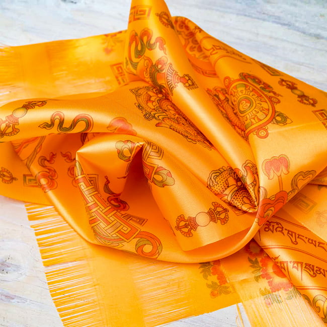 ネパールの祝福用 光沢スカーフ カタ  KHATA 約140cmオレンジ 5 - 光沢はこのような感じです。