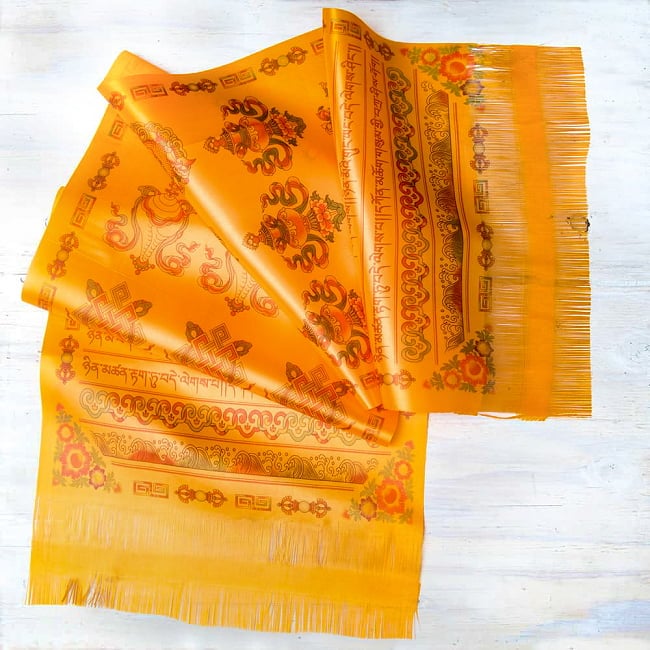 ネパールの祝福用 光沢スカーフ カタ  KHATA 約140cmオレンジの写真1枚目です。吉兆模様がプリントされているスカーフです。スカーフ,光沢 スカーフ,ネパール スカーフ,ウェルカムスカーフ,カタ,Khata,祝福,浄化