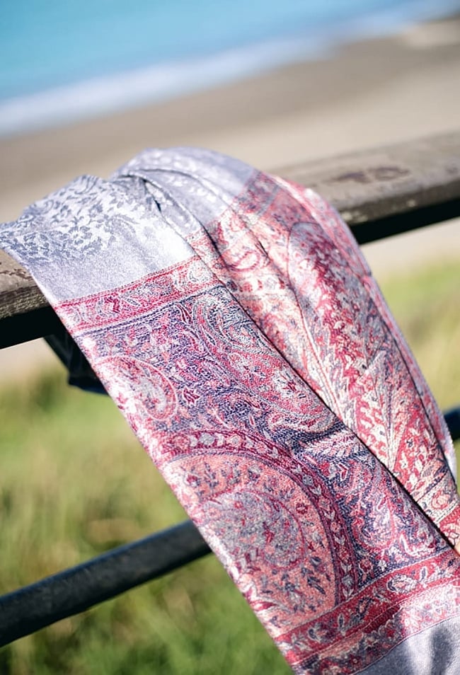 〔200cm×70cm〕インドの伝統柄 ペイズリーショール - ブラウン 10 - 一部に光沢糸が使われているので、時間帯や光源によって印象がかわります。