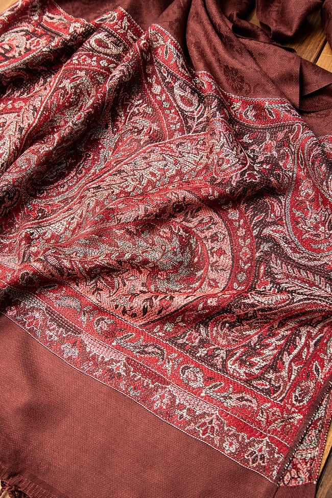 〔200cm×70cm〕インドの伝統柄 ペイズリーショール - ブラウン 4 - 光沢感のある美しい布地にペイズリー柄が映えます。